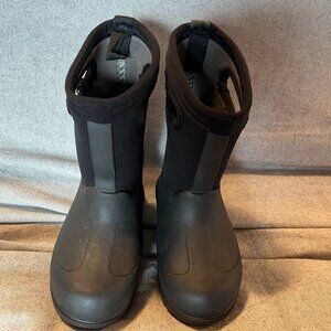 Toddler Bogs insulated boots, size 8